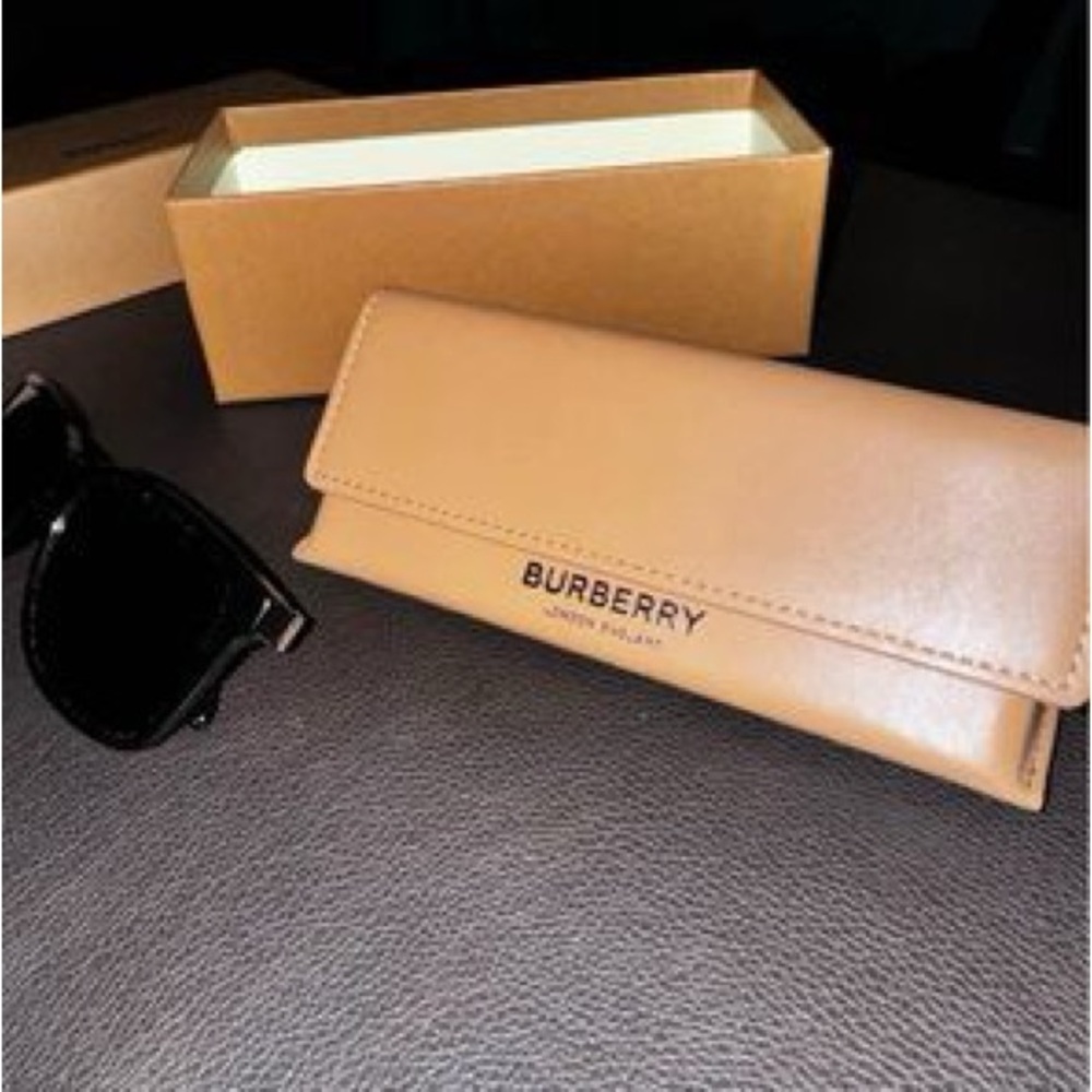 Sunglasses BURBERRY
Model BE4181
Colors Black / Grey / Solid Color